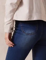 Jean bootcut de tiro alto, marca Harmony & Havoc. Modelo de denim azul con terminación de pierna acampanada, pretina con pasadores, botón y cierre. Delantera con bolsillos inclinados, trasera con bolsillos aplicados.