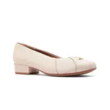 Zapato de vestir de cuero color crema, con taco bajo cuadrado y detalle de aplique dorado en la capellada. Ideal para juanetes.