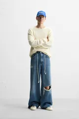 Jersey de hombre color lila, tejido en hilatura de algodón con textura. Tiene cuello redondo, manga larga y acabados en rib con detalle de vuelta.
