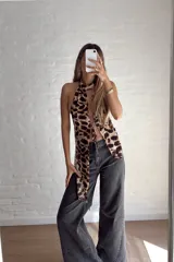 Top halter con estampado animal print, con cuello alto y lazos ajustables en el frente.