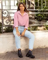 Botinetas de cuero negro con diseño de punta cuadrada y taco bloque. Presentan cierre lateral para facilitar el calce y una textura sutil en la puntera.