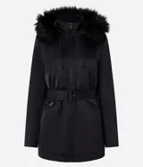 Campera parka negra con cuello alto, capucha con borde de piel sintética, cierre frontal con cremallera, bolsillos con cremallera y cinturón con hebilla.