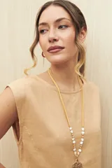 Top color beige de lino, sin mangas y corte recto.