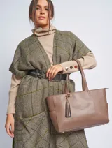 Cartera tipo tote color marrón topo, con doble asa de hombro y cierre superior. Incluye doble compartimento interno y un dije de borla colgando de una de las asas.