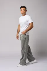 Pantalón de jean gris claro, corte amplio y tiro alto.