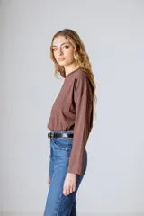 Camiseta marrón de manga larga con cuello redondo y logo bordado en el pecho.