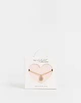 Cadena corta dorada con dije de la letra A cubierto de strass.