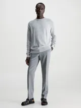 Sweater de corte regular en gris con tejido space dye, cuello redondo y logo de Calvin Klein en el bajo.
