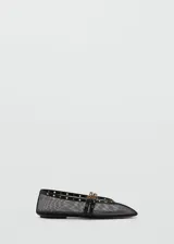 Zapato tipo ballerina color negro, de tejido de malla con detalles troquelados y doble tira con cierre de hebilla.