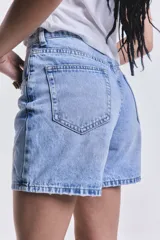 Short de jeans celeste, estilo Mom, tiro alto y sin lycra.