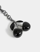 Llavero con forma de cerezas negras brillantes y herrajes metálicos color peltre.