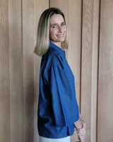 Blusón de manga 3/4 con cuello en V, color crudo.