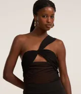 Body negro de tule con un solo hombro y detalle de nudo en el busto.