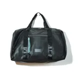 Bolso negro símil cuero con cierre y straps ajustables para mayor comodidad.