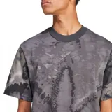 Camiseta de hombre con estampado tie-dye en tonos grises y cuello redondo.