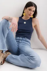 Musculosa gris jaspeado con cuello redondo y bordado de una margarita en el centro.