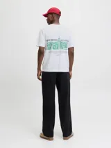 Remera blanca de manga corta y cuello redondo, con fit relajado. Presenta un pequeño estampado negro en el pecho con el texto "THE FIVE BOROUGHS HIDDEN IN THE HEIGHTS".