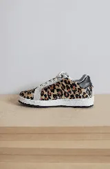 Championes negros de cuero con detalle de estrella plateada y talón plateado.