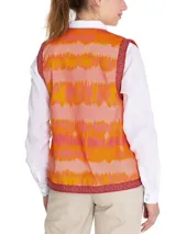 Chaleco largo sin mangas con estampado abstracto en tonos rosa, beige y blanco.