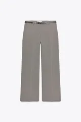 Pantalón de tiro alto con estampado a cuadros en tonos beige y marrón, con bolsillos delanteros y falsos bolsillos traseros. Incluye cinturón marrón con hebilla metálica.