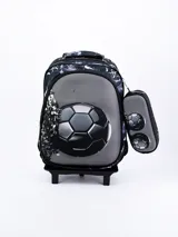 Mochila con carrito color gris con estampado de manchas y pelota de fútbol. Incluye cartuchera lateral con estampado de pelotas de fútbol.