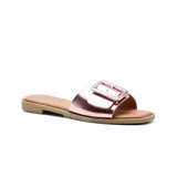 Sandalia casual Korium Moira color rosa metalizado, con tira ancha sobre el empeine adornada con hebilla decorativa.