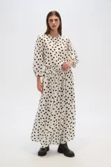 Falda larga de viscosa con estampado de lunares negros sobre fondo blanco y cintura elastizada.