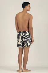 Short de baño con estampado abstracto en blanco y negro, con cintura elástica ajustable, dos bolsillos laterales y uno trasero con cierre, suspensor de malla fina hipoalergénico y protección UV 50.