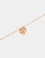 Cadena dorada con dije de candado en forma de corazón y llave con corazón lila.