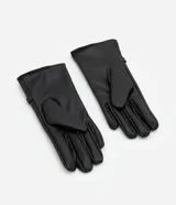 Par de guantes negros de cuero sintético con detalle de costuras en los dedos y tira ajustable con botón a presión en la muñeca.
