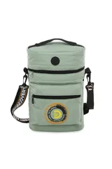 Mochila cilíndrica color verde menta, acolchada, con dos compartimentos separados por cierre. Posee correa ajustable con la palabra "DISCOVERY" estampada y un parche circular con texto temático de exploración.