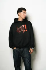 Hoodie oversize negro de algodón con estampa roja en el frente.