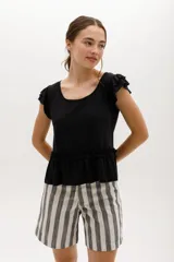 Remera color beige con cuello redondo, mangas cortas con volados y frunce con volados en la cintura.