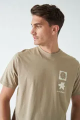 Remera celeste de algodón con cuello redondo y estampado en la espalda con diseño de flores y texto "brooksfield . gardening".