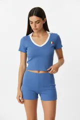 Remera celeste de algodón con cuello en V con borde blanco, mangas cortas y corte ajustado.