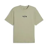 Remera Puma color verde oliva de corte holgado, con cuello redondo y logo estampado en el pecho.