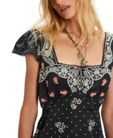 Vestido midi negro con estampado floral, escote cuadrado con detalles bordados y mangas cortas abullonadas.