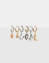 Set de seis aros argolla con diferentes dijes colgantes: corazón dorado, amuleto de la suerte, herradura plateada, corazón plateado, caballo plateado y bota dorada.
