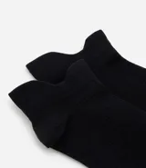 Kit de dos pares de medias invisibles negras, confeccionadas en poliamida y elastano, de tejido liso y diseño deportivo.