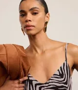 Vestido largo evasê de crepé con estampado de cebra, breteles finos y escote en V en la parte delantera y trasera.