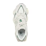 Championes New Balance modelo U9060EEI, color beige con detalles en verde y blanco.