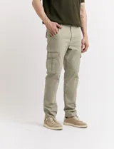 Pantalón de gabardina color marrón, corte slim fit, con bolsillos laterales tipo cargo.