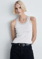 Musculosa blanca de punto canalé con ribete negro en cuello y sisas.