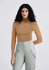 Blusa de tejido de punto color ladrillo, con cuello alto y mangas largas.