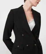 Blazer negro de poliéster con frente cruzado, manga larga, abotonado y bolsillos.