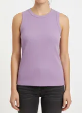 Musculosa color lila de tejido acanalado, con cuello redondo y corte ajustado.
