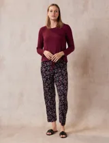 Conjunto de pijama marca René Rofé, compuesto por pantalón largo y remera de mangas largas. La remera es de escote redondo y tiene un bolsillo en el pecho. El pantalón tiene cintura elastizada y lazo de ajuste.