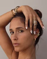 Aro earcuff plateado y dorado con diseño texturizado que simula lava.