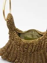 Bolso de mano tipo clutch, color verde, con abalorios tejidos en tricot. Tiene un compartimento con cierre de cremallera y cierre magnético. El asa de mano es metálica con el logo grabado.