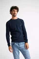 Sweater azul marino de punto con cuello redondo y manga larga.